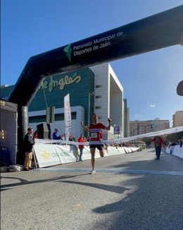 Óscar Aymerich cruza la línea de meta de la XXVII Media Maratón de la Mujer Corredora en Memoria de Paco Manzaneda