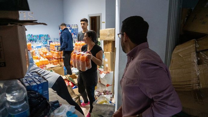 El presidente del partido político Somos Melilla, Amin Azmani, supervisa el reparto en la ciudad española de las donaciones que recogieron para los damnificados del terremoto de Marruecos.