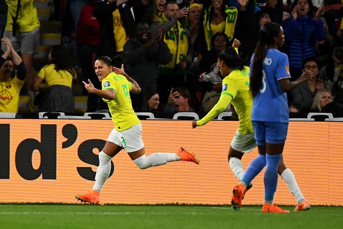Archivo - Debinha of Brazil (left) celebrates with teammates after scoring a goal during the FIFA Women's World Cup 2023 soccer match between France and Brazil at Brisbane Stadium in Brisbane, Saturday, July 29, 2023. (AAP Image/Jono Searle) NO ARCHIVIN