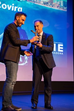 Dani Rovira recibe el Premio de Interpretación en la gala de clausura del Ficcab de Benalmádena de la mano del alcalde, Juan Antonio Lara