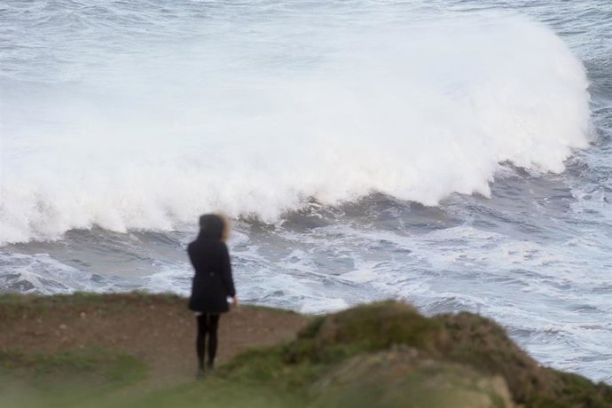 Una persona observa mar embravecido en la costa de Ribadeo, a 4 de noviembre de 2023, en Ribadeo, Lugo, Galicia (España). 