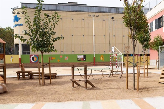 Pati d'un centre educatiu de Barcelona ja transformat
