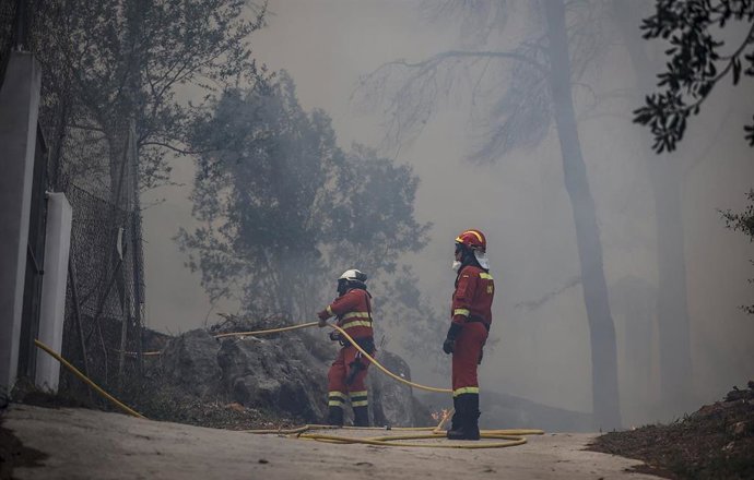 Dos agentes de la UME trabajan en la extinción del fuego (archivo)