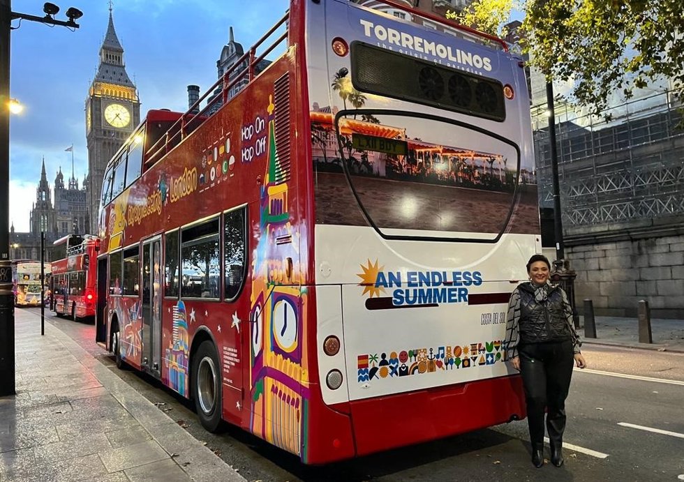 La alcaldesa de Torremolinos, Margarita del Cid, en una acción promocional en Londres