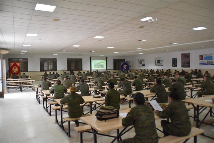 Archivo - Alumnos del Cefot de Cáceres en una clase