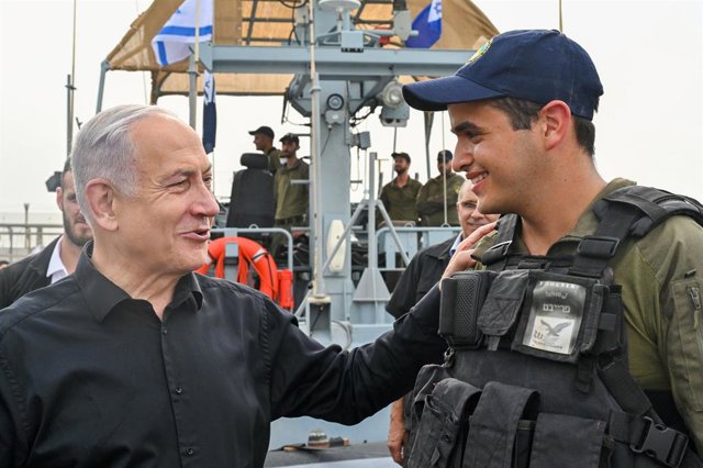 El primer ministro israelí, Benjamin Netanyahu, con un militar en Ashdod