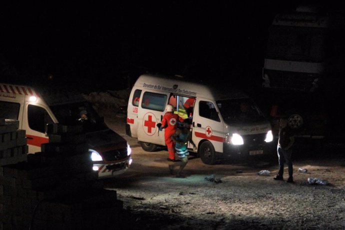 Archivo - (210815) -- BEIRUT, Aug. 15, 2021 (Xinhua) -- Ambulances wait to transport the injured at the fuel tank explosion site in Akkar, northern Lebanon, Aug. 15, 2021. At least 28 people were killed and 79 others injured on Sunday early morning in a