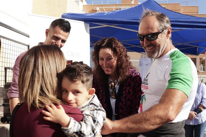 La alcaldesa de Almería, María del Mar Vázquez, apoya un torneo solidario de pádel a favor de un niño con Síndrome de Angelman.
