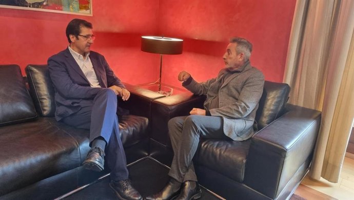 Reunión del vicepresidente segundo del Gobierno de Castilla-La Mancha, José Manuel Caballero, con el alcalde de la localidad, Jesús Martín, en el Ayuntamiento de este municipio ciudadrealeño.