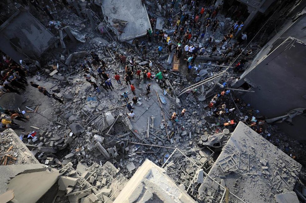Destrucción causada por un bombardeo israelí contra el campo de refugiados de Deir Balá, en Al Mughazi (Franja de Gaza)
