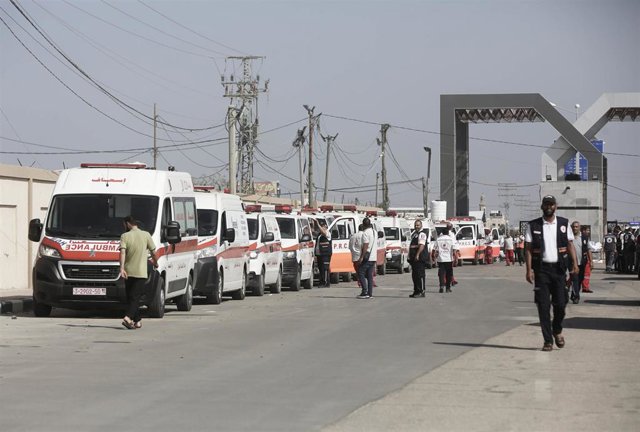 Ambulancias en el paso de Rafá, en la frontera entre Egipto y la Franja de Gaza