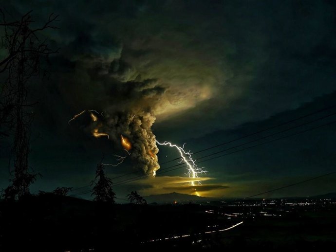  Domcar Calinawan Lagto (The Philippines) Dragon Clouds | HUAWEI P30 Pro