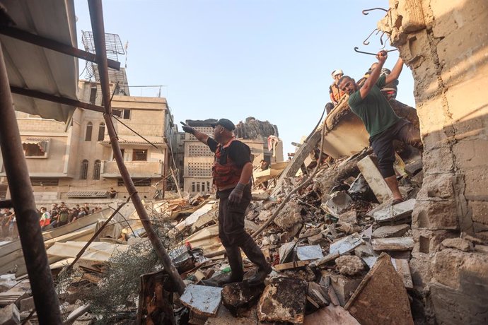 November 4, 2023: Paramedics and members of the Palestinian Civil Defense try to search for survivors after Israeli aircraft bombed a house on the 29th day of a round of fighting between Israel and armed Palestinian factions in Khan Yunis, November 4, 202