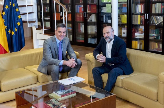 El presidente del Gobierno en funciones, Pedro Sánchez (i), se reúne con el diputado de BNG Néstor Rego (d), durante su ronda de contactos, a 10 de octubre de 2023, en Madrid (España). El presidente del Gobierno en funciones y candidato del PSOE a la re