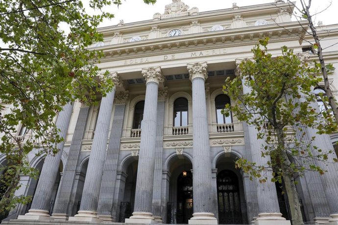 Archivo - Vista por fuera del Palacio de la Bolsa, en Madrid (España). 