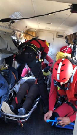 Archivo - Rescate del personal del helicóptero del GES
