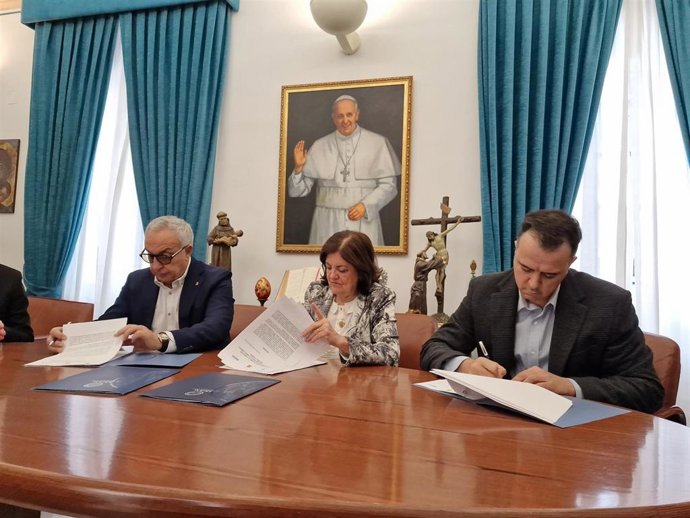 Alejandro Blanco, presidente del Comité Olímpico Español; M Dolores García Mascarell, presidenta de la Universidad Católica de Murcia (UCAM) y Borja Larragán, de Shorai.