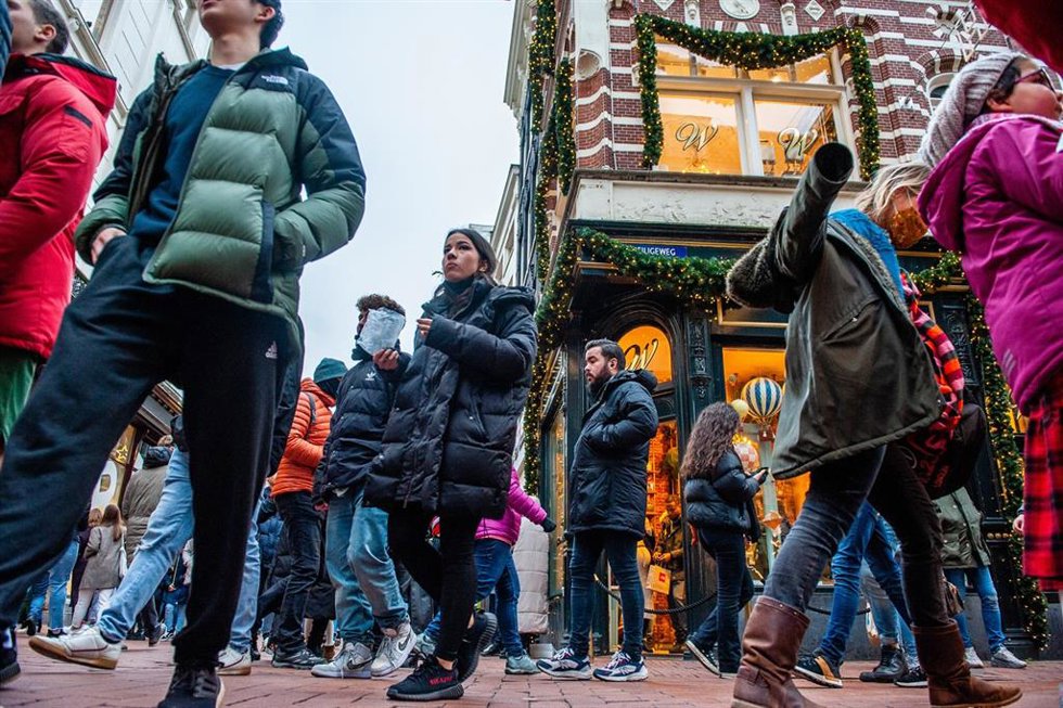 Archivo - 18 December 2021, Netherlands, Amsterdam: More people than usual are seen shopping in the centre of Amsterdam. In the Netherlands, a new strict lockdown is in place because of the Omicron variant of the coronavirus. Since Sunday at 05:00 almos