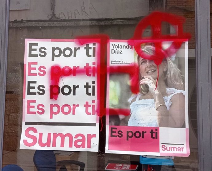 Pintadas de extrema derecha sobre la imagen de Yolanda Díaz en la sede conjunta de Ganemos, Podemos e Izquierda Unida en Colmenar Viejo