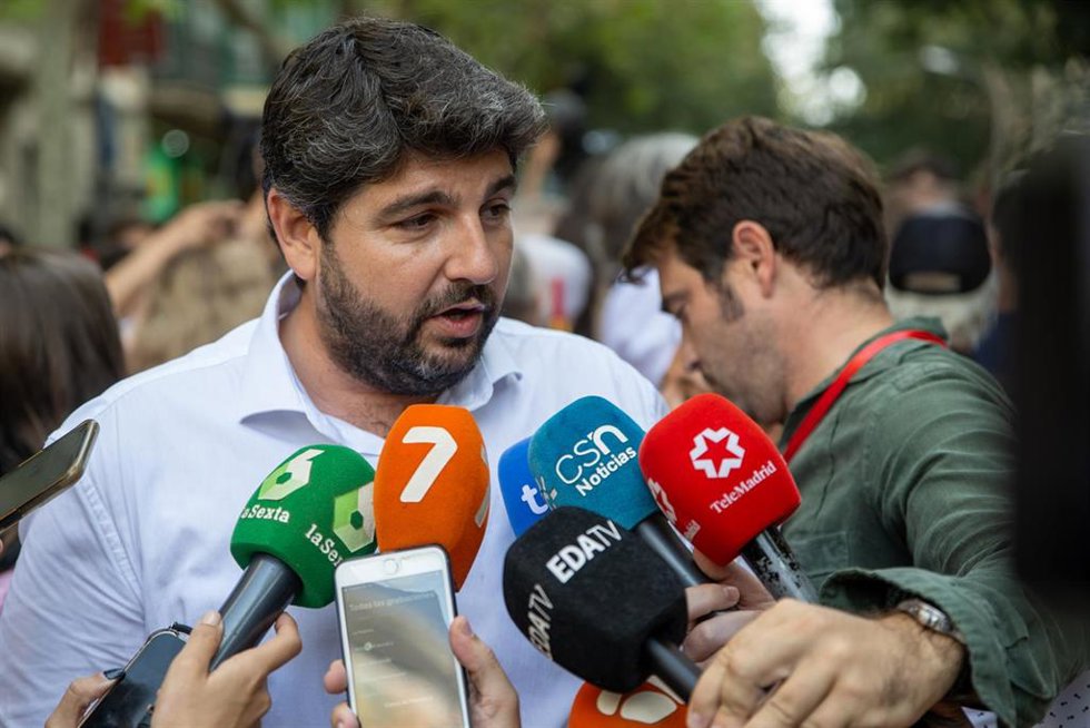 El presidente de la Región de Murcia y presidente del PP murciano, Fernando López Miras, atiende a los medios de comunicación