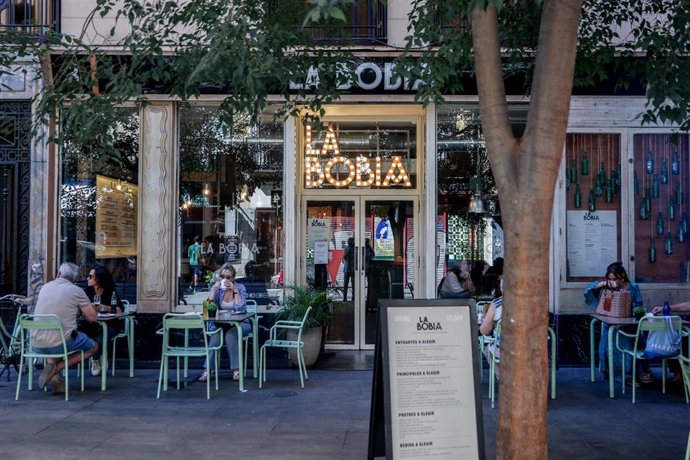 Archivo - Terraza de un bar en Madrid