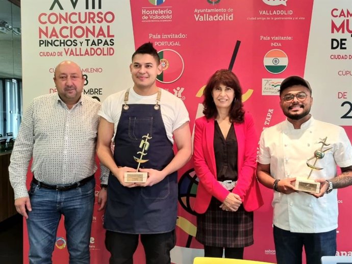Archivo - Los ganadores del Concurso Nacional de Pinchos y el Campeonato Mundial de Tapas de Valladolid, junto al presidente de la Asociación Provincial de Empresarios de Hostelería, Jaime Fernández, y la concejal de Cultura y Turismo, Ana Redondo.