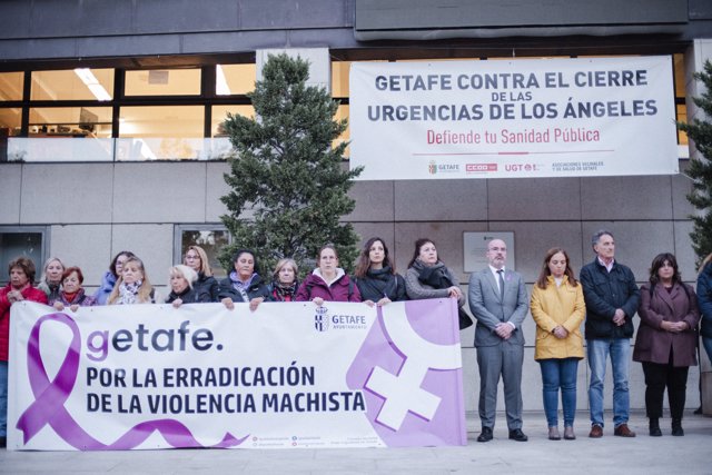 Decenas de personas durante un minuto de silencio con motivo de la detención de la expareja de la mujer asesinada en Getafe tras comprobarse que su coartada era falsa,en la plaza de la Constitución de Getafe, a 6 de noviembre de 2023