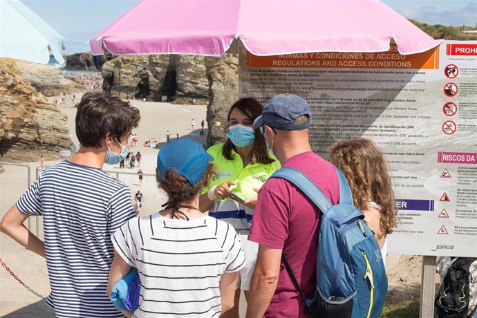 Archivo - Turistas muestran sus pases para acceder a la playa de Las Catedrales, a 15 de agosto de 2021, en Ribadeo, Lugo, Galicia (España). La playa de Las Catedrales o As Catedrais se mantiene como uno de los principales atractivos turísticos de la co