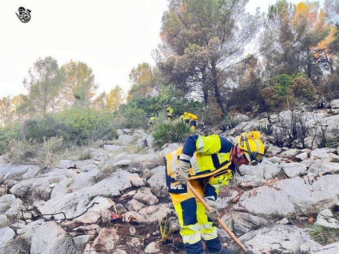 Bomberos forestales trabajan en la zona del incendio