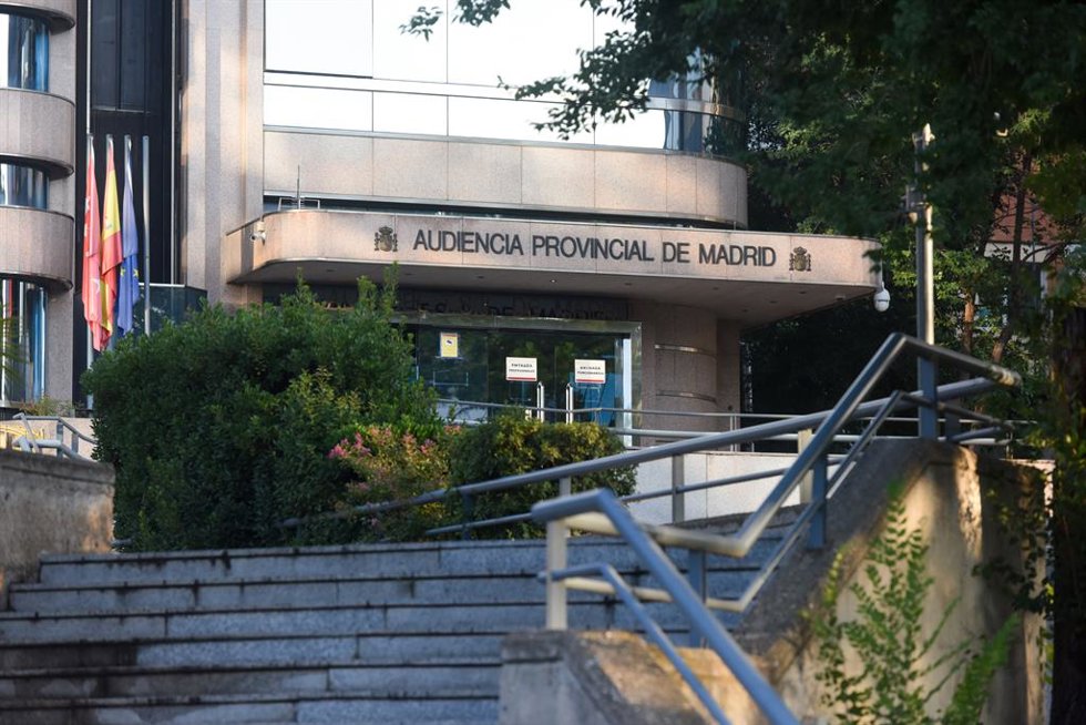 Archivo - Entrada de la Audiencia Provincial el día en que comienza el juicio a Julián O. P., conocido como el asesino del Grindr, a 11 de septiembre de 2023, en Madrid (España). Julián O. P., detenido en septiembre de 2021 por matar de 65 puñaladas a u