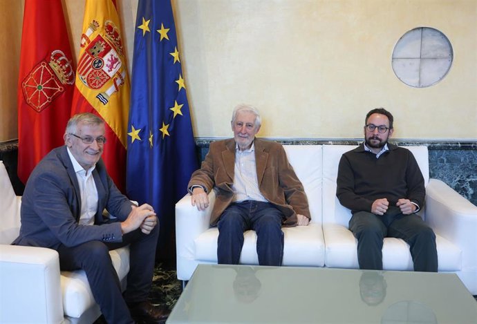 El vicepresidente Taberna junto al presidente del Consejo de Transparencia, Juan Luis Beltrán, y el director general de Presidencia, Gobierno Abierto y Relaciones con el Parlamento de Navarra, Joseba Asiain