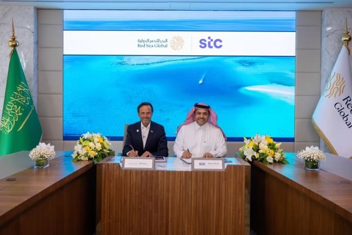 Archivo - De izda a dcha: el consejero delegado de Red Sea Global, John Pagano, y el consejero delegado del grupo STC, Olayan bin Mohammed Alwetaid.