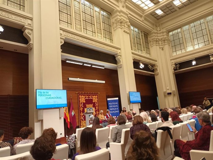 Hasta 2.600 personas cuidadoras reciben apoyo del Ayuntamiento con visitas a domicilio, llamadas y sesiones grupales