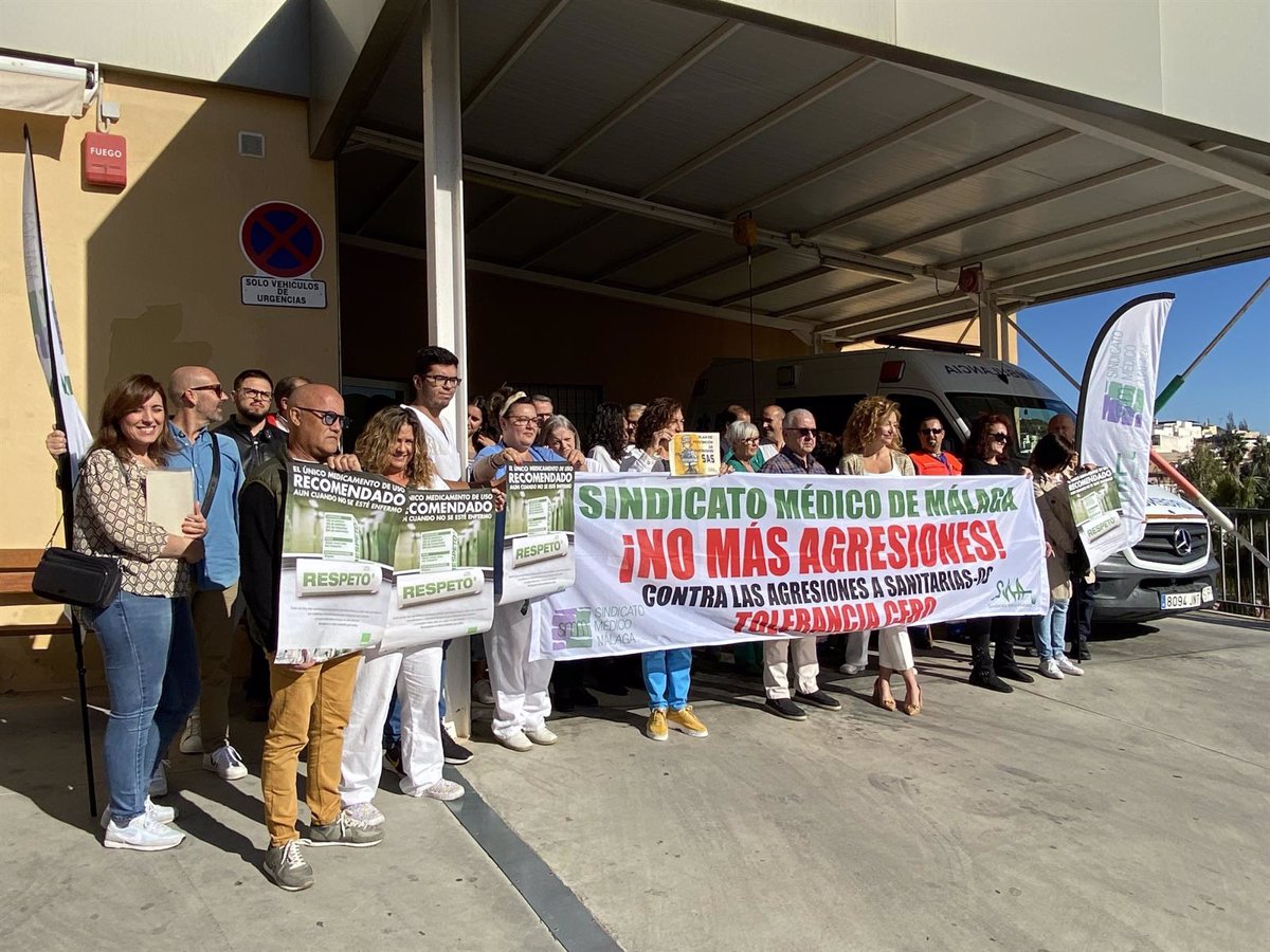 Doctors from Queen Health Center (Málaga) gather to protest the attack on a doctor