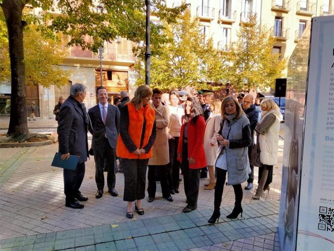 Imagen de la presidenta María Chivite, la alcaldesa Cristina Ibarrola y la consejera Ana Ollo viendo la exposición.