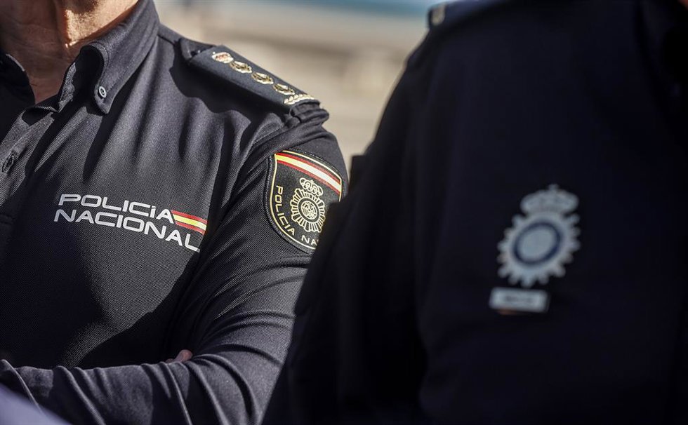 Un uniforme de un Agente de la Policía Nacional durante la incorporación de 21 vehículos uniformados tipo SUV, modelo Ford Kuga Híbrido, en la Explanada Antonio Ferrandis del Paseo de Neptuno, a 2 de noviembre de 2023, en Valencia, Comunidad Valenciana 