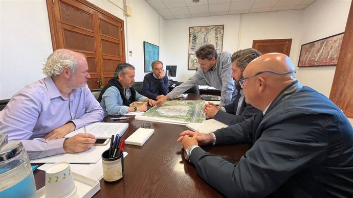 Representantes del Ayuntamiento de Marratxí y del Consell de Mallorca en una reunión.