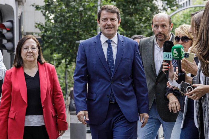 Archivo - El presidente de la Junta de Castilla y León, Alfonso Fernández Mañueco (c), a su llegada a la Junta Directiva del PP, en la sede de Génova, a 30 de mayo de 2023, en Madrid (España). Durante la Junta Directiva, Feijóo ha llamado a no bajar la 