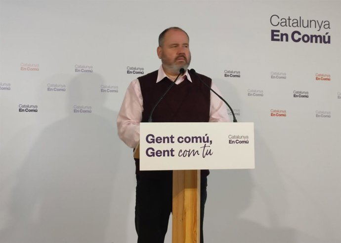 El portavoz de los comuns, Joan Mena, en rueda de prensa.