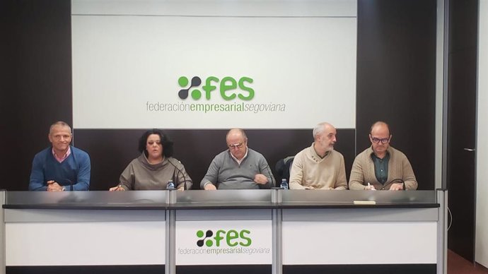 La presidenta de Festur, Rocío Ruiz, con el resto de la junta directiva .