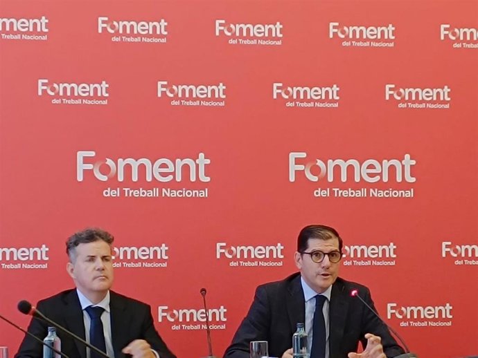 El presidente de la comisión laboral de Foment, Luis Pérez, y el director de Laboral, Javier Ibars, en rueda de prensa este lunes