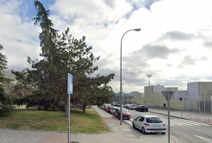 Archivo - Lugar en el que dos menores agredieron a otros dos a la salida de un instituto en Usera