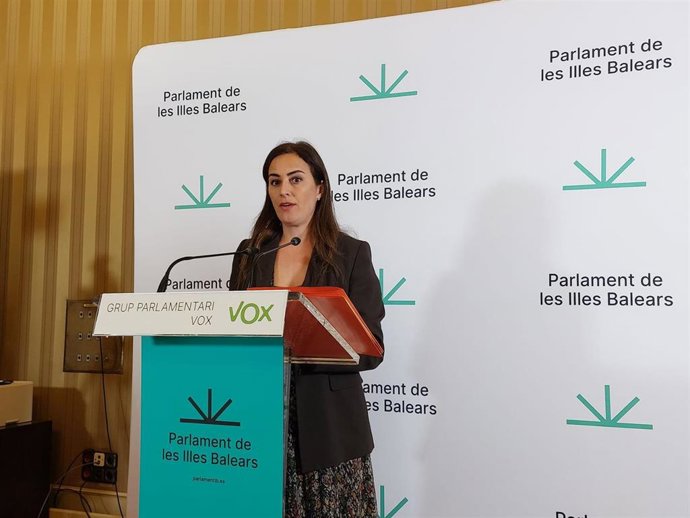 La portavoz parlamentaria de Vox, Idoia Ribas, en rueda de prensa.