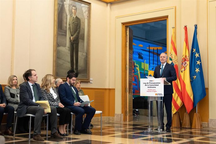 El presidente del Gobierno de Aragón, Jorge Azcón, ha presentado el proyecto de ley de Presupuestos de la Comunidad Autónoma para 2024 en la Sala de Columnas del Edificio Pignatelli.