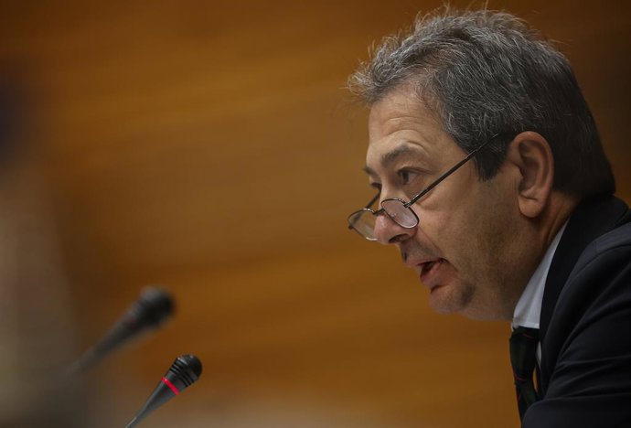 El vicepresidente primero y conseller de Cultura y Deporte, Vicente Barrera, inicia la ronda de comparecencias para explicar los presupuestos para 2024, en la Comisión de Economía, Presupuestos y Hacienda de Les Corts. 