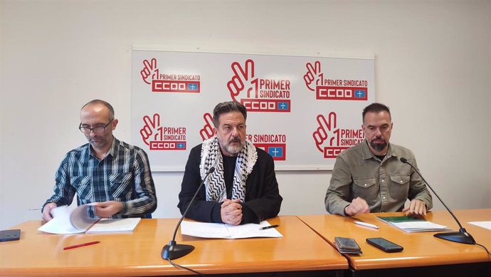 Damián Manzano (CCOO de Industria), Manu Pineda (eurodiputado de IU) y José Manuel Zapico (CCOO)