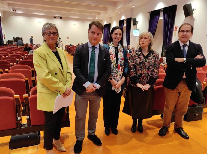 La delegada de Recursos Humanos y Energía, Tatiana Pozo (segunda por la dcha.), y la vicepresidenta segunda y delegada de Presidencia, Gobierno Interior y Vivienda de la Diputación, Marta Siles (centro), en la inauguración de la jornada.