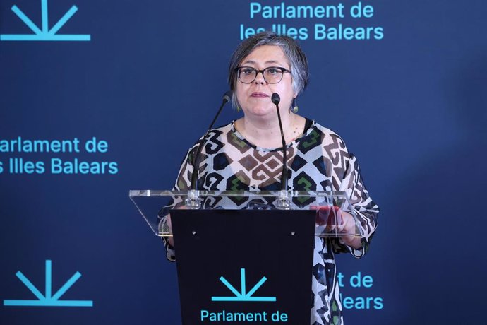 Archivo - La diputada de Unidas Podemos en el Parlament balear, Cristina Gómez, durante una rueda de prensa. Archivo.