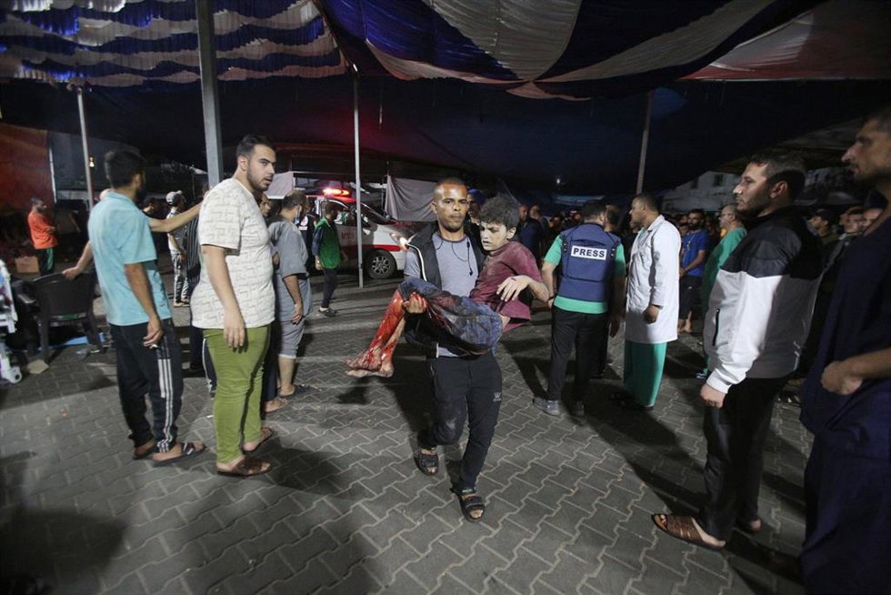 Un niño palestino herido por un bombardeo israelí es trasladado a un hospital de Gaza.