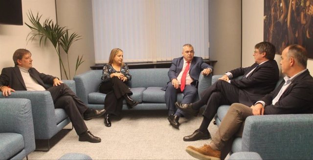 El secretario general de Junts per Catalunya, Jordi Turull, y la diputada de Junts, Miriam Nogueras, a su salida del Parlamento Europeo, a 6 de noviembre de 2023, en Bélgica (Bruselas). 